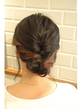 デバイス(de.vise) 大人カジュアルなシニヨンのアップスタイル