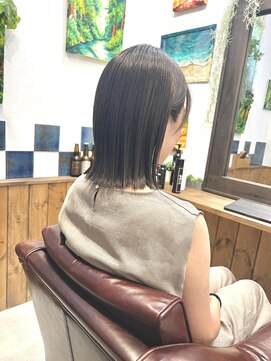 ベコホーム(BE CO HOME) クールな色味に綺麗なラインの切りっぱなしボブ♪