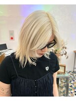 エルム 原宿 表参道(yelm)&nbsp;ブリーチ2回でできるホワイトブロンドミディアムハッシュカット