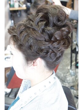 オーバーキャプテンネイキッド(OVER CAPTAIN NAKED) 編み込み高さ出しアップ風アレンジ