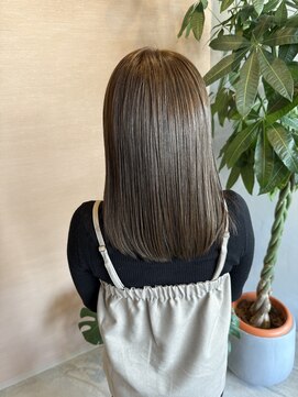 アット(at) 質感柔らかカーキグレージュ