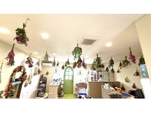 スタッカートアットヘアー(staccato@hair)の雰囲気（アンティークなインテリア、ドライフラワーで装飾された店内）
