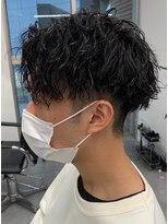 フィフスワン(fifth one)&nbsp;センターパートツイストスパイラルパーマツーブロックメンズヘア