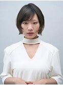 モードっぽさのある顔周りレイヤー外ハネショートボブ