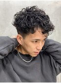 黒髪パーマスパイラルランダムショート短髪前下がり刈り上げ