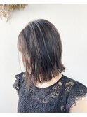 外ハネ切りっぱなしミディアムボブ