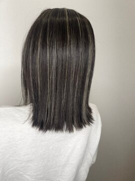 モルニ(MORNI) ハイライトカラー_マロンベージュ Aラインボブ かきあげ