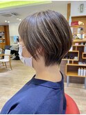 大人可愛い白髪ぼかしハイライトクビレショートスタイル