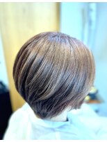 シア(Sia)&nbsp;大人ショート×ピンクべージュ