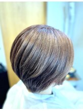 シア(Sia) 大人ショート×ピンクべージュ