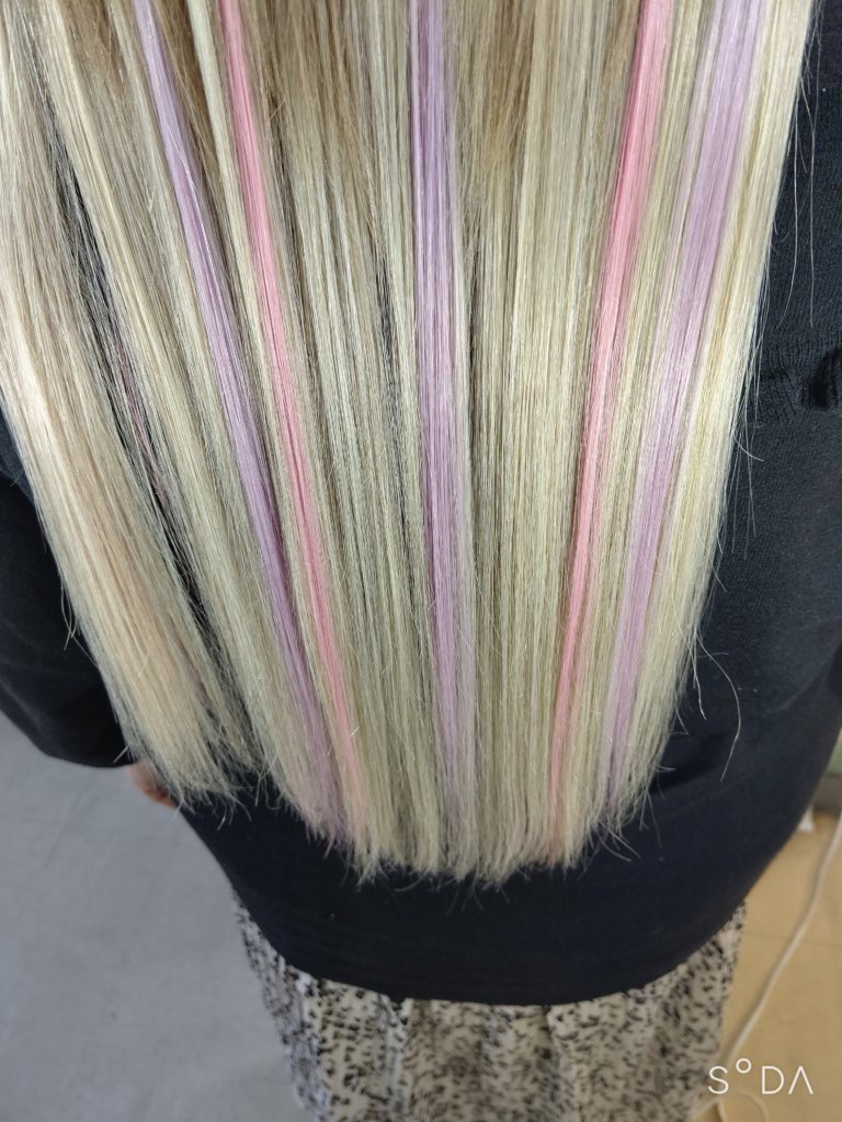 パステルカラーのハイライトが映えるエクステ：L143274667｜ウィット