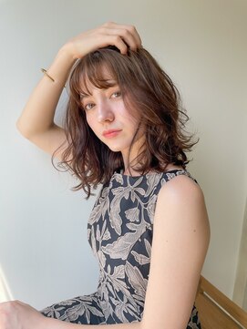 エデュコスゥリール(educo per sourile) ミディアムレイヤー×アッシュベージュ