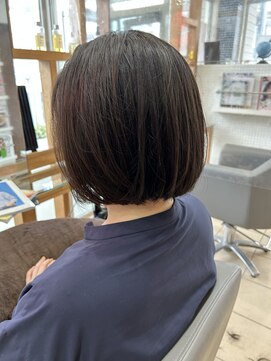 スタジオ アルファプラス 日暮里店(studio α+) ステップボーンカットカットボブショートハイライト白髪ぼかし