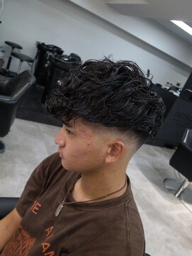 イントロバイフィーネ 渋谷(INTRO . by Fi-Ne) バーバースペインカールスキンフェード/渋谷