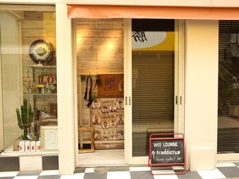 ヘア ラウンジ トラディクタス(traddictus)の写真/海外旅行好きにオススメ！海外で調達したインテリア多数のおしゃれな店内で通いやすい雰囲気が人気★