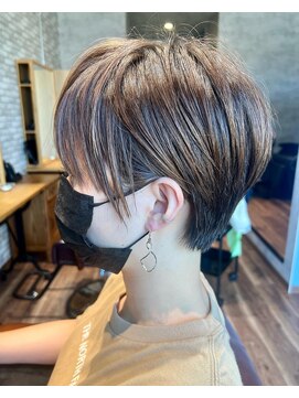 アンドブルー(and BLUE) 耳出し×束感ベリーショート