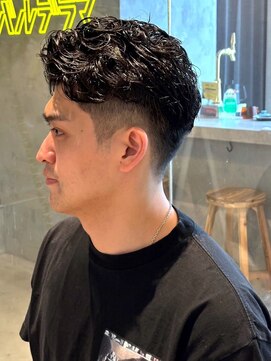メンズサロン ブロック(Men's Salon bloc) アップバング　スペインカール　刈り上げ　束感　波巻きパーマ