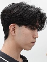 カルム(kalm)&nbsp;メンズセンターパートウルフセンターパートニュアンスパーマ襟足