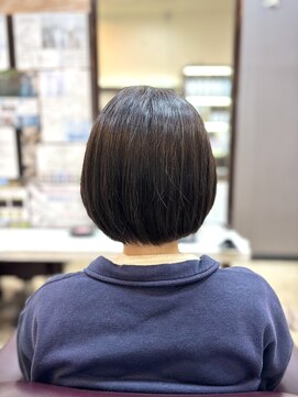 トレセッテ(tre sette) まとまりある丸みシルエットショートボブスタイル