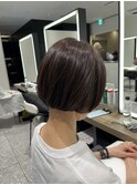 大人女性の艶感ミニボブ。