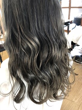 ベルポートヘア(Bellport hair) アッシュグレージュ&外国人風ゆる巻きスタイル