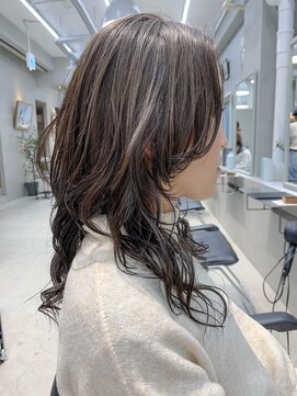 テトヘアー(teto hair) ミディアムウルフ、ダークグレー、透け感カラー、綾野剛
