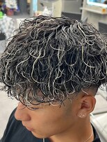 ベルクロー バイ アリープ(Bel.crow by ALEAP)&nbsp;軽やかで自由メンズパーマ×ハイライト/ブリーチデザイン