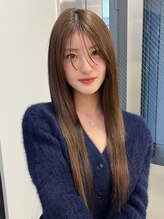 ★髪質改善トリートメントで艶やかな髪を手に入れるスタイル。伸ばしかけの前髪を2wayバングにアレンジ