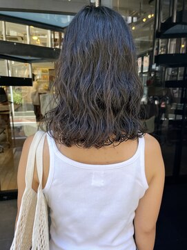 コフィー バイ メルト 吉祥寺(cofy by melt) 【三ツ井純】暗髪 地毛風カラー コテ巻き風パーマ 前髪なし