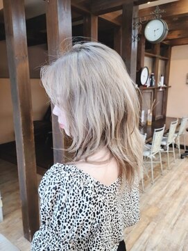 モアムー(Moremuu) レディース　外国人風カラー