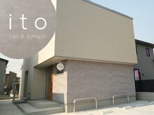 イト(ito)の雰囲気（ベージュ＆グレーのシンプルな外観です。敷地内に駐車場も完備）