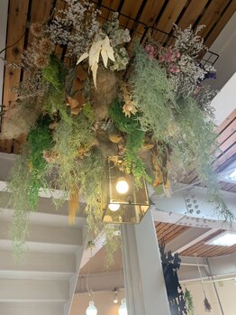 こだわったオシャレな内装のサロン♪居心地の良い空間で、あなたの髪も心も癒される特別な時間を是非♪