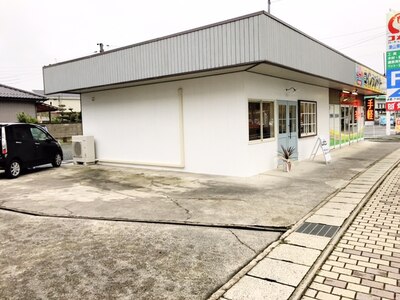 駐車場は店舗の横のスペースにお停めください。