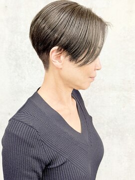 モリオ(morio) 刈り上げ前下がりショートかっこいいセンターパート20代30代40代