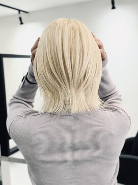 ジェムヘアスタジオ 平塚西口店(Gem Hair Studio) Gem Hair Studio 姉崎　レイヤーボブ×ホワイトベージュ