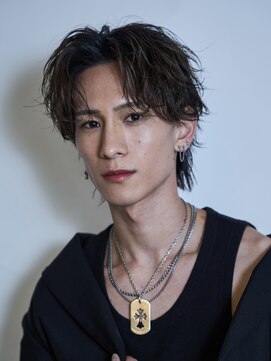オーバル ジングウマエ(OVARL jingumae) 緩め縦落ちツイストスパイラルパーマセンターパート
