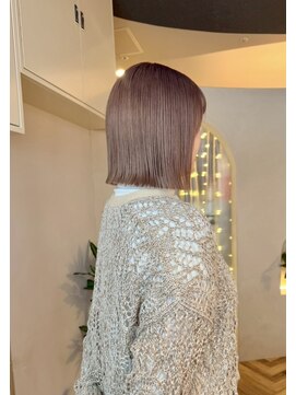 ヒビヲ 天神警固(HIBIO) ショートボブ切りっぱなしボブタッセルボブブリーチダブルカラー