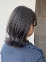 メゾン アヴァロ(Maison Avallo)&nbsp;透け感ダークグレイアッシュカラーのミディアム