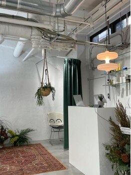 【心斎橋】白を基調とした店内に、こだわりの詰まった家具・照明・植物がお出迎え◇あなたの癒し空間に*