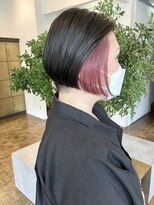 ヘアーアイスカルテット(HAIR ICI QUARTET)&nbsp;刈り上げ前下がりボブ×イヤリングカラーピンク