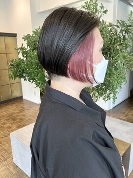 ヘアーアイスカルテット(HAIR ICI QUARTET) 刈り上げ前下がりボブ×イヤリングカラーピンク