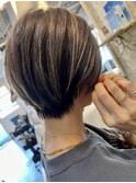 くびレイヤーエモージュアッシュブラウンショート耳かけ丸み前髪