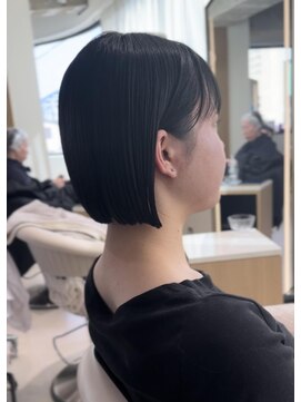 コンティロミー(CONTI ROMMY.) 切りっぱなしラインがオシャレ。首も綺麗に見える【ボブ】