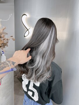 サイ アオヤマ(sai AOYAMA) イヤリングカラーベージュ/ポイントカラー