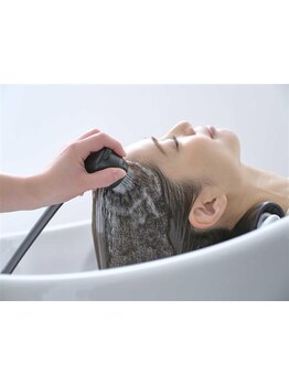 髪のお悩みや理想の姿をしっかりカウンセリング。髪と頭皮の健康を第一に考えた施術で大人女性の魅力UP♪