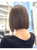 タイトなシルエットの縮毛矯正ボブ