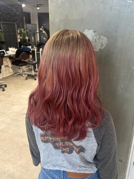 ミューバイケンジ(miu by KENJE) ベージュ×柔らかレッドのルーツカラー