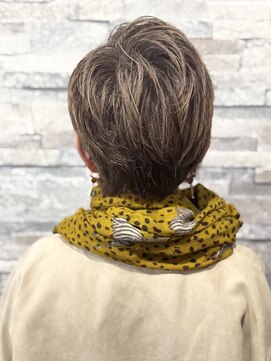 明るめカラーで魅せるアシメショート