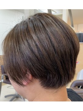 カットハウス はさみの部屋 大人女性/ツーブロックショート/流しバング/ベージュカラー