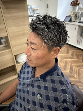 ヒカリ バイ イサミ 西川口(Hikari by ISAMI) 韓国マッシュスペインカールスパイキーショート〈理容室〉西川口